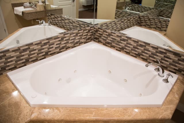 Jetted bathtub