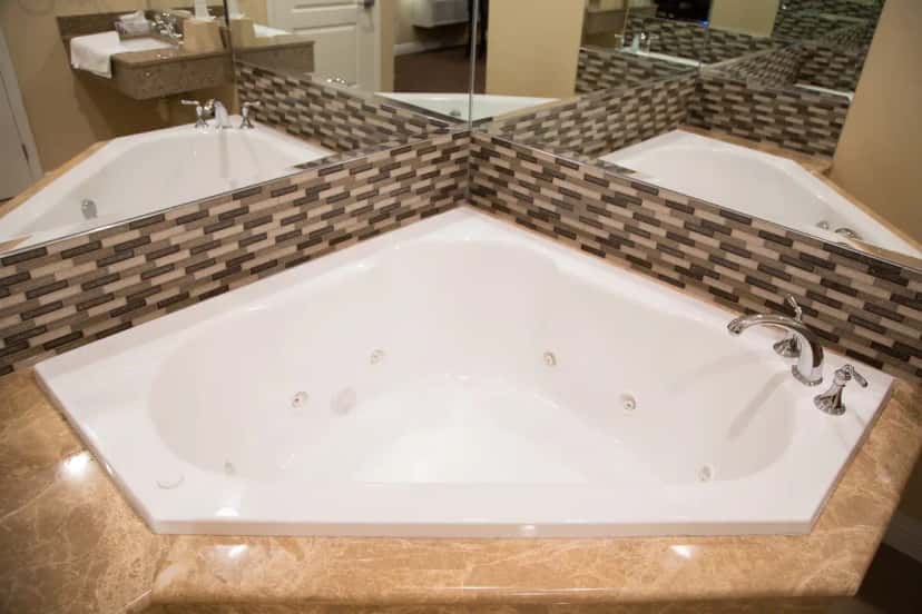 In-room hot tub at Diamond Bell Inn & Suites in Bell, CA