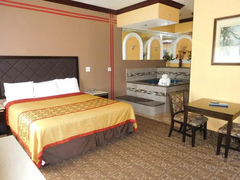 Private in-room jacuzzi in the King Suite with Spa Bath and Sofa Bed at Diamond Inn Inglewood