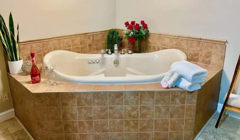 In-room hot tub at Donna’s Premier Lodging, Berlin, Ohio in Berlin, OH