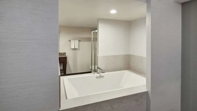 Hotels with jacuzzi in room in Fullerton