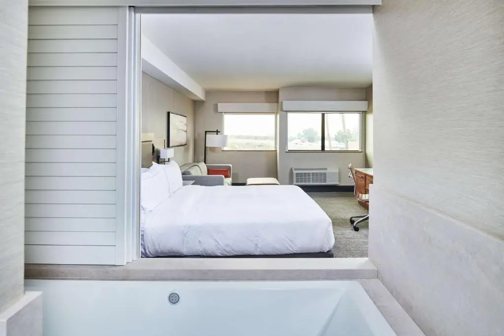 Hotels with jacuzzi in room in Fullerton