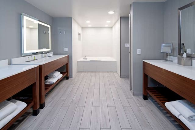 Deep soaking bathtub