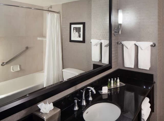 Deep soaking bathtub