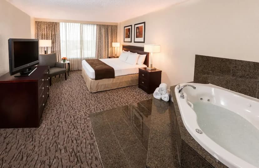 Hotels with jacuzzi in room in Lafayette