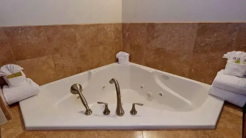 Hotels with jacuzzi in room in Gilbert