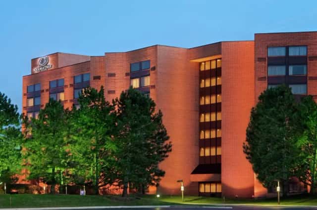 DoubleTree by Hilton Lisle Naperville — guest room