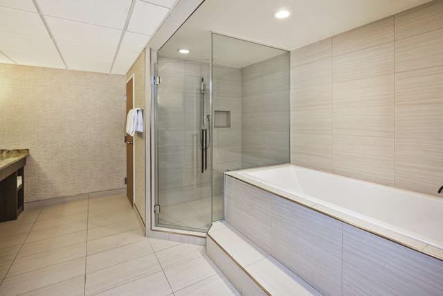 Deep soaking bathtub