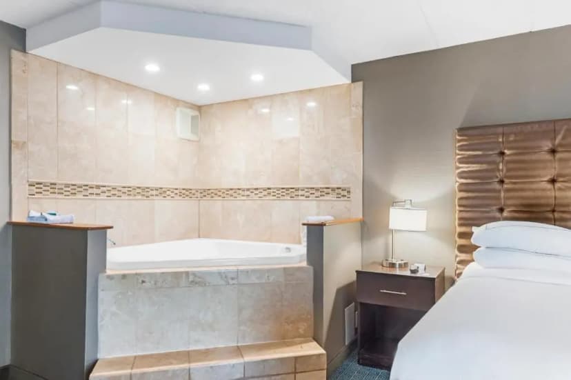 Hotels with jacuzzi in room in Roseville