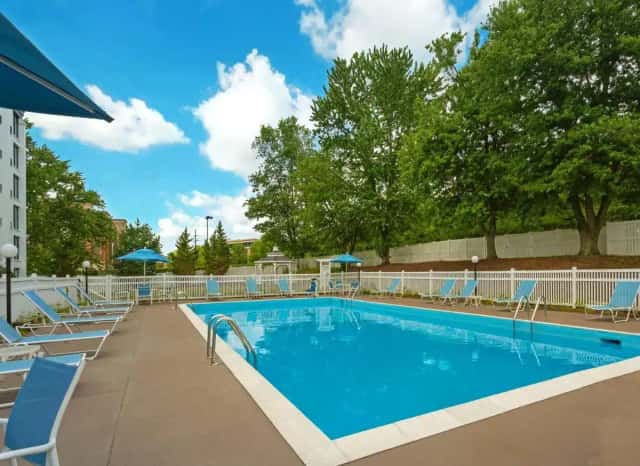 Doubletree By Hilton Washington Meadow Lands Casino Area — guest room