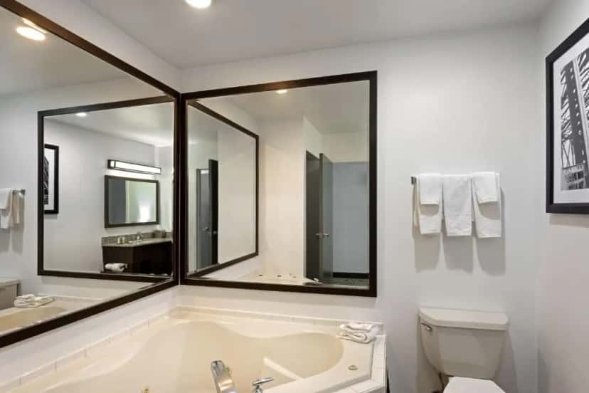 In-room hot tub at Doubletree By Hilton Washington Meadow Lands Casino Area in Washington, PA