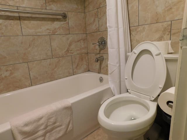 Deep soaking bathtub