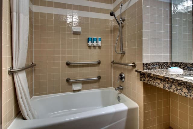 Deep soaking bathtub