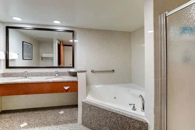 Drury Inn & Suites Birmingham Lakeshore Drive — suite