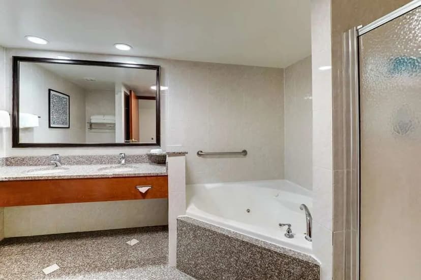 Hotels with jacuzzi in room in Birmingham