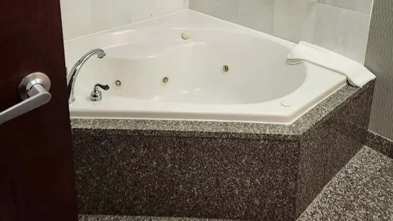 In-room hot tub at Drury Inn & Suites Columbus Grove City in Grove City, OH