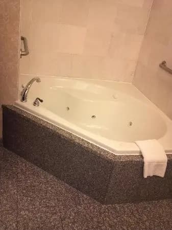Hotels with jacuzzi in room in Dayton