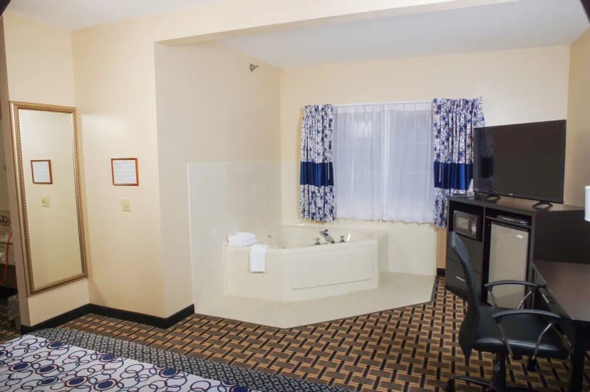 Hotels with jacuzzi in room in Orange City
