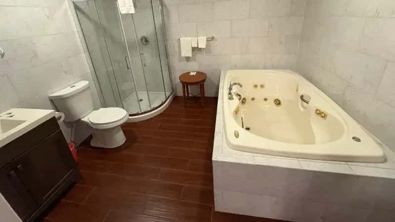 In-room hot tub at Dutch Motel Palmyra in Palmyra, PA