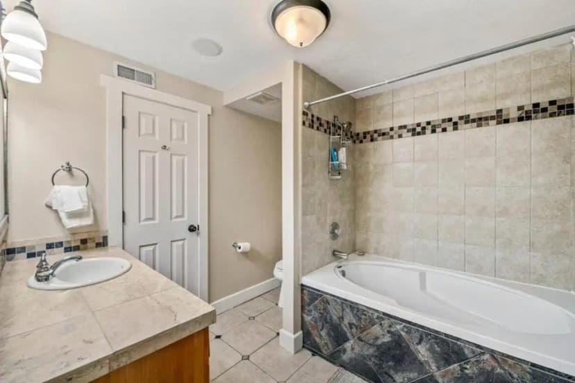 Hotels with jacuzzi in room in South Jordan
