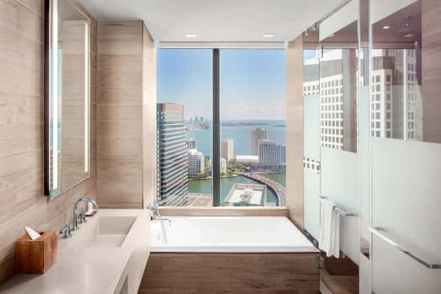 Deep soaking bathtub