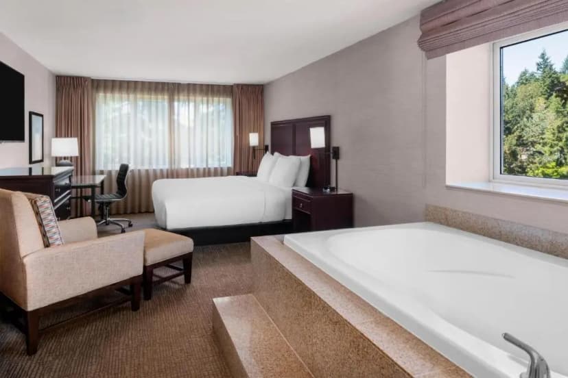Hotels with jacuzzi in room in Bellevue
