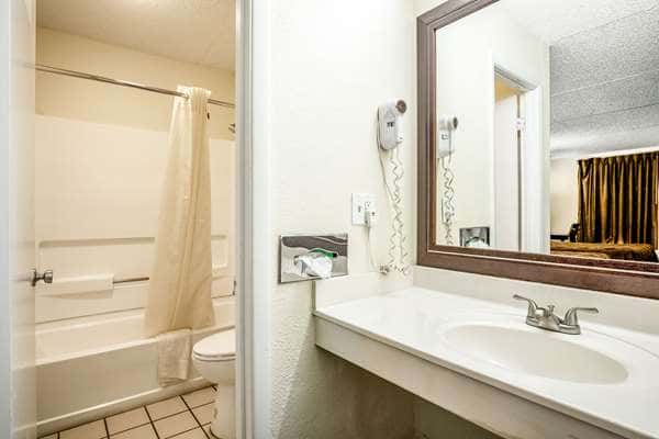 Jetted bathtub