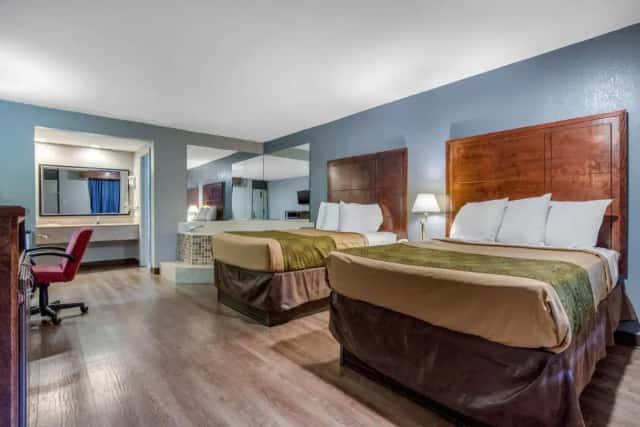 Econo Lodge — guest room
