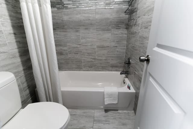 Deep soaking bathtub