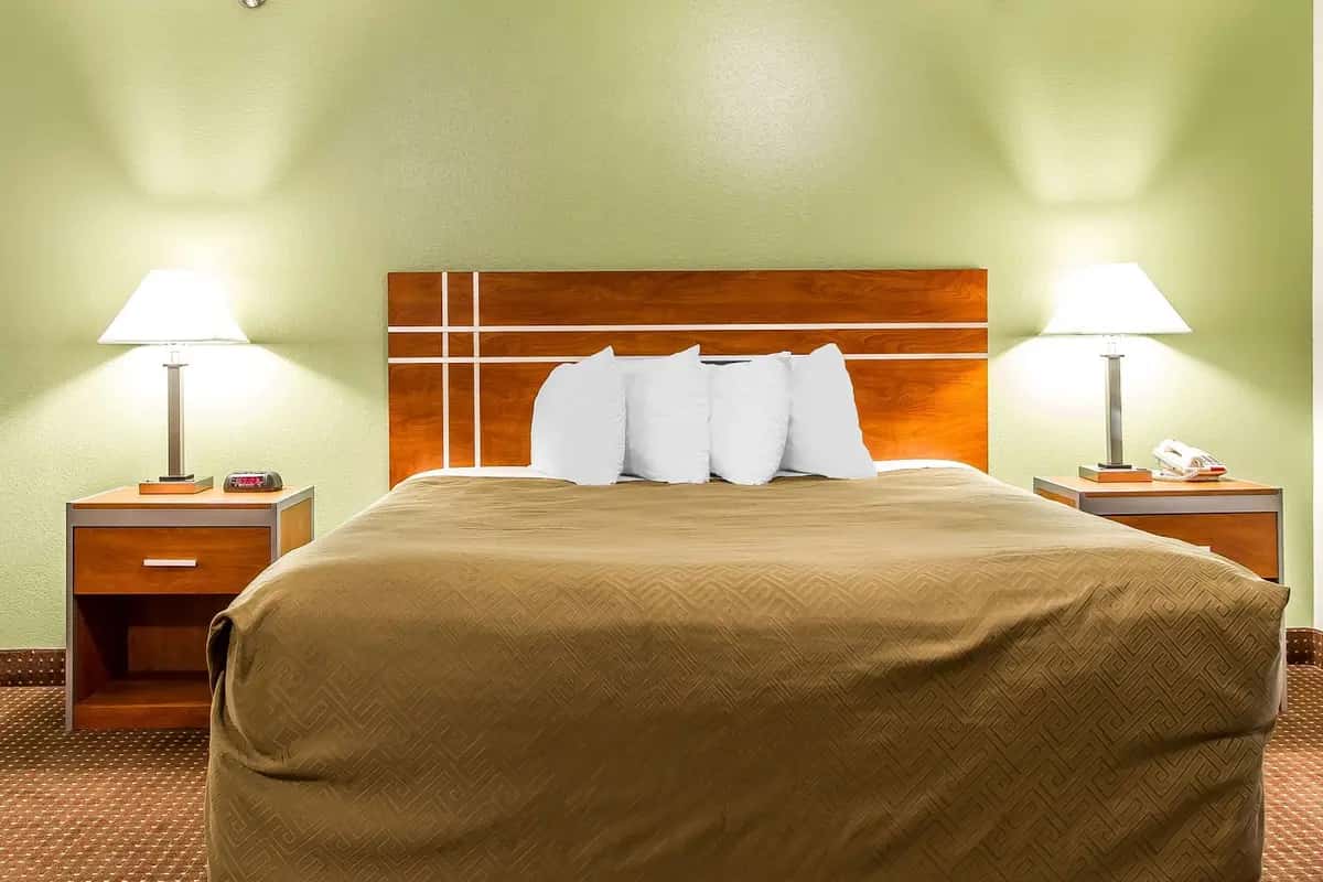 In-room jacuzzi tub at Econo Lodge & Suites in Pekin, IL