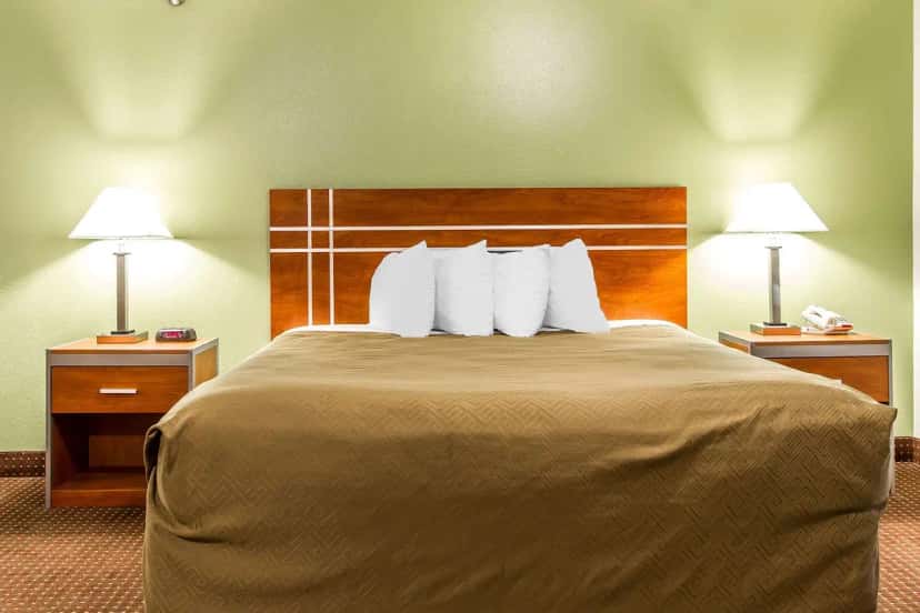 In-room jacuzzi tub at Econo Lodge & Suites in Pekin, IL