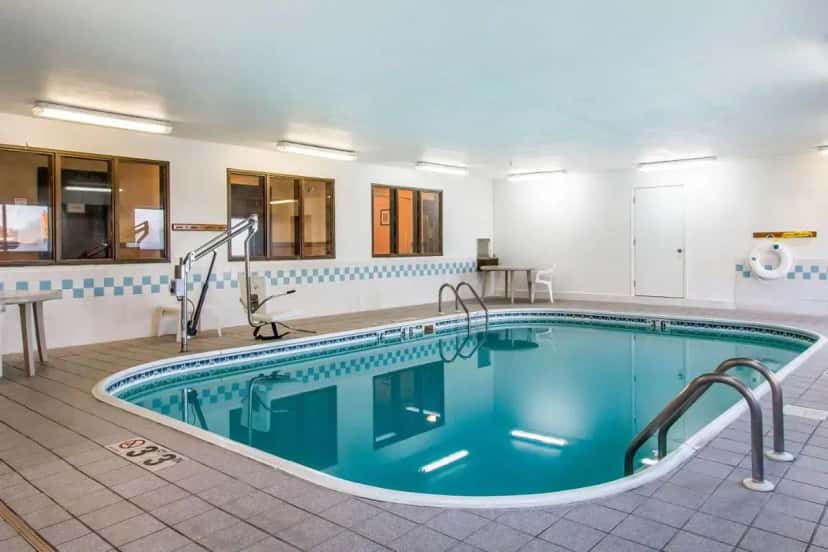 In-room hot tub at Econo Lodge & Suites in Pekin, IL