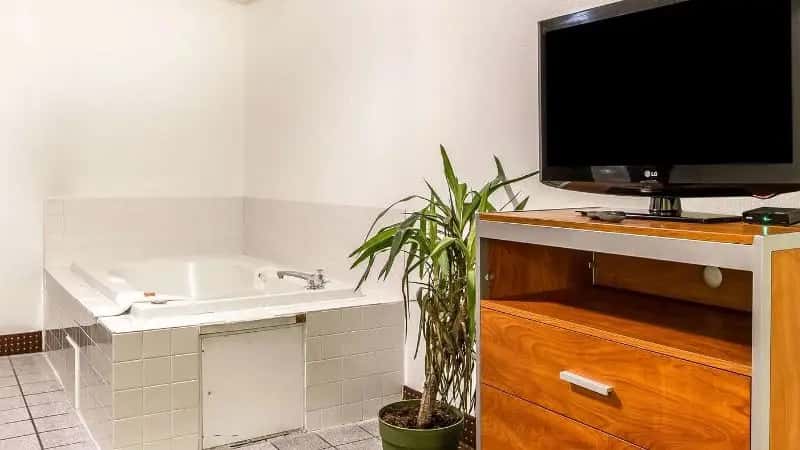 In-room hot tub at Econo Lodge & Suites in Pekin, IL
