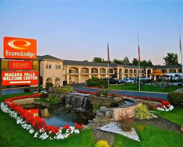 Econo Lodge At The Falls North — guest room