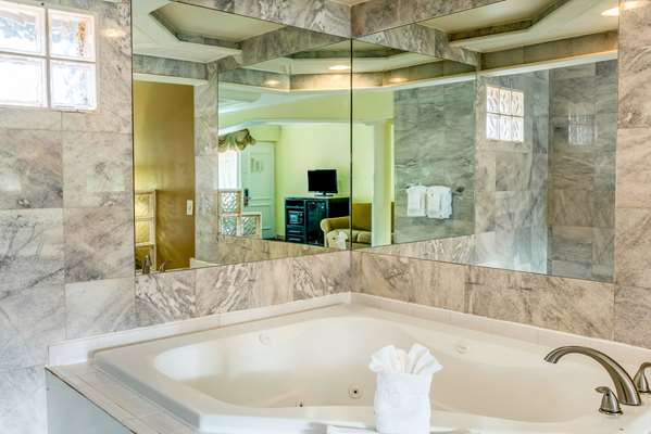 Jetted bathtub