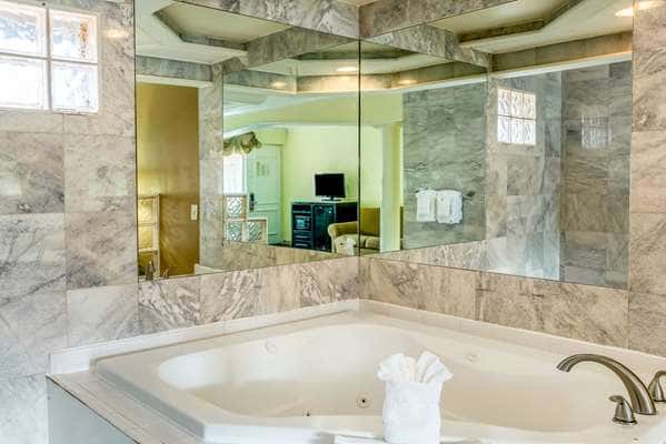 In-room jacuzzi tub at Econo Lodge Beach and Boardwalk in Atlantic City, NJ