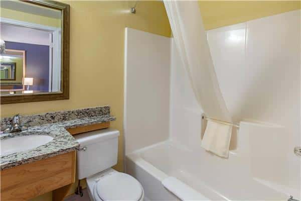 Deep soaking tub at Econo Lodge Clovis in Clovis, NM