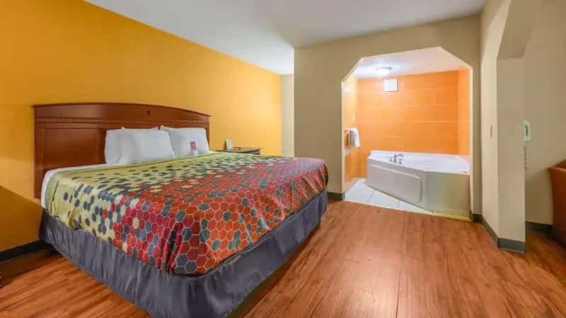 In-room hot tub at Econo Lodge Decatur South in Decatur, AL