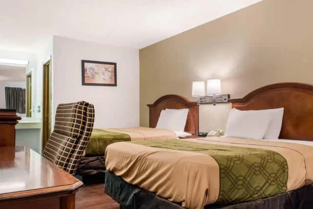 Econo Lodge — guest room