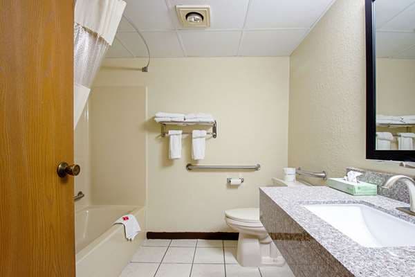 Deep soaking bathtub