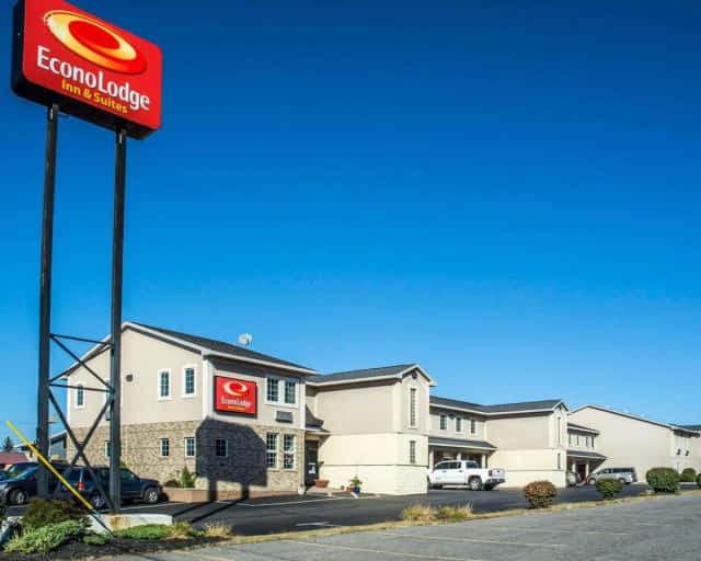 Econo Lodge Inn & Suites Airport — guest room