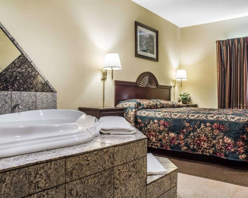 Hotels with jacuzzi in room in Salina