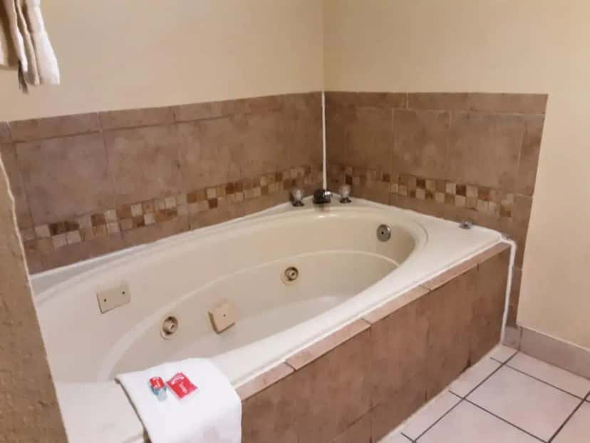 In-room hot tub at Econo Lodge Inn & Suites Griffin North in Griffin, GA