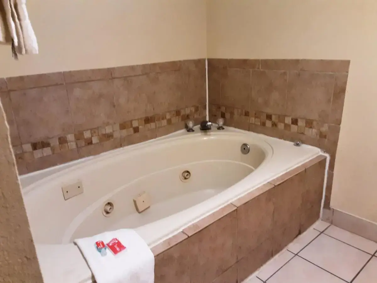 Hotels with jacuzzi in room in Griffin