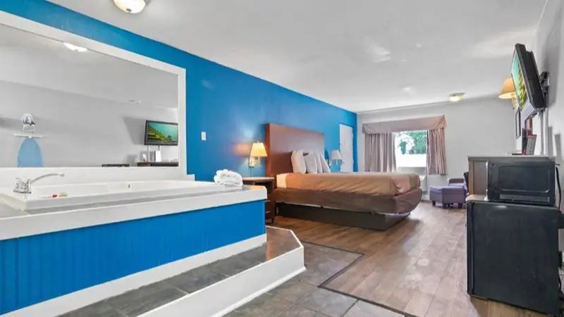 Econo Lodge Inn & Suites I-64 & US 13 hotel photo 1 in Virginia Beach, Virginia
