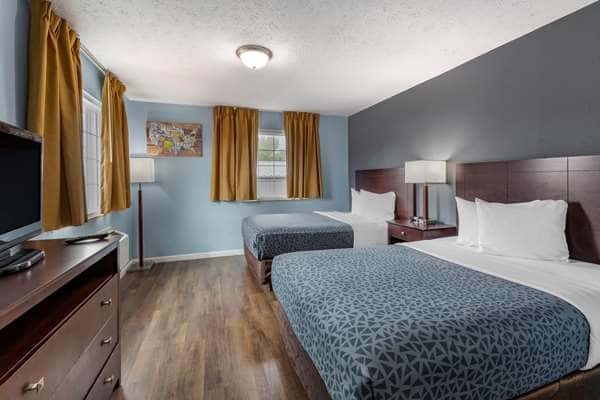 Econo Lodge Inn & Suites South — guest room