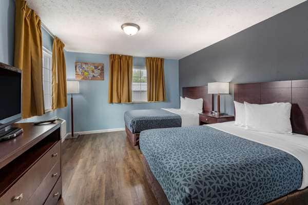Econo Lodge Inn & Suites South — guest room