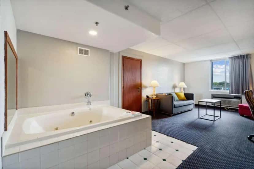 In-room hot tub at Econo Lodge Inn & Suites Waterloo Downtown in Waterloo, IL