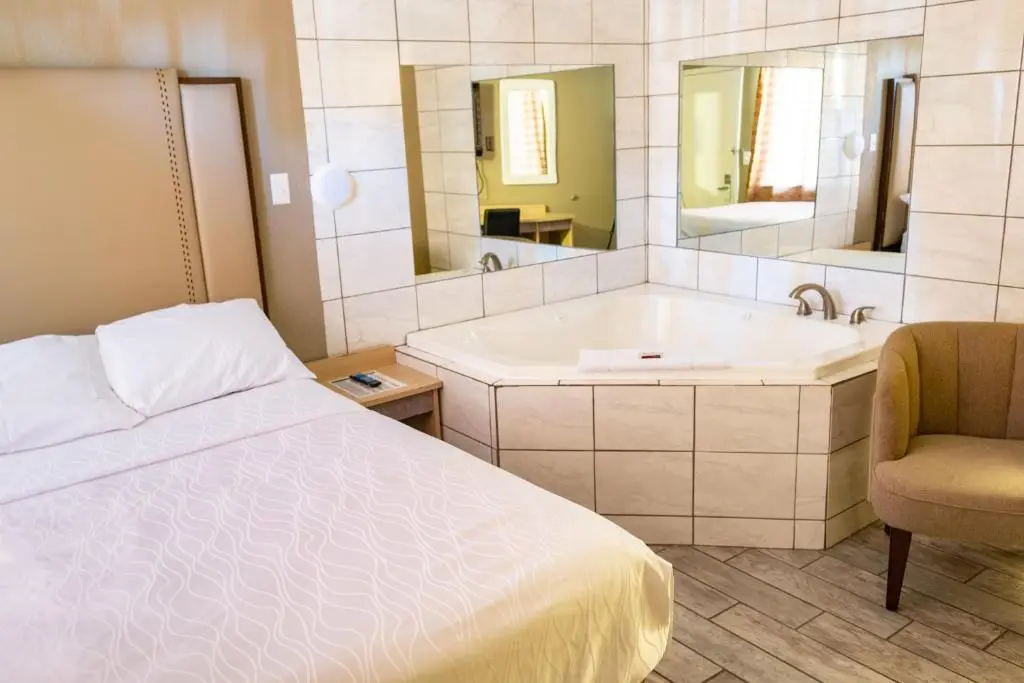 Hotels with jacuzzi in room in Yuma