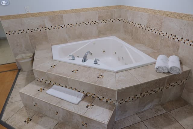 Jetted bathtub